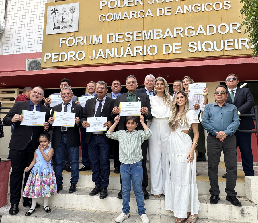 Prefeito reeleito de Angicos, Pinheiro Neto, vice Neto Maciel e vereadores são diplomados pela Justiça Eleitoral